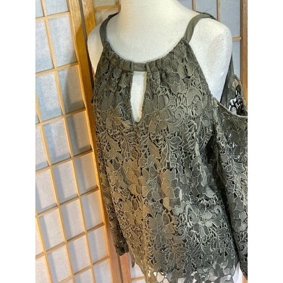 InternationalāConceptsāMedāColdĀ ShoulderāTop - Picture 10 of 12